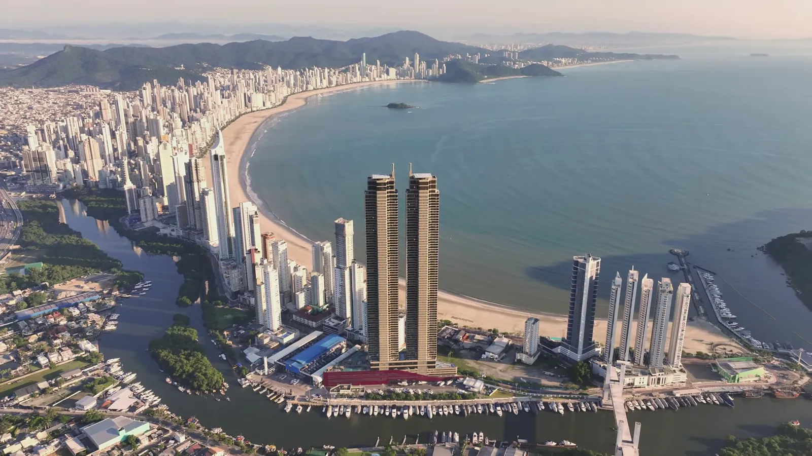Vista aérea de Balneário Camboriú, com a baía e os morros
