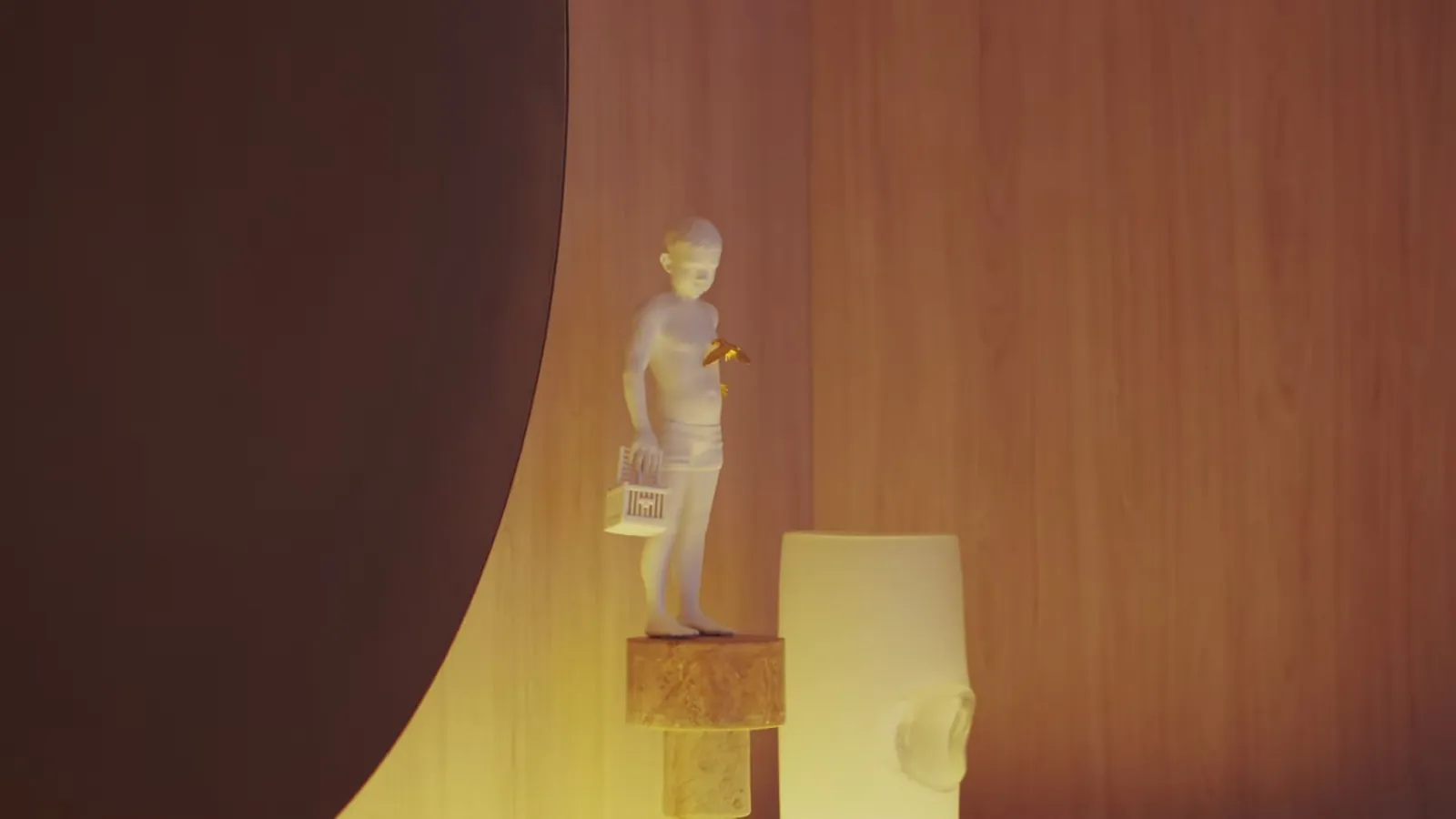 Detalhe de uma escultura sobre um pedestal iluminado