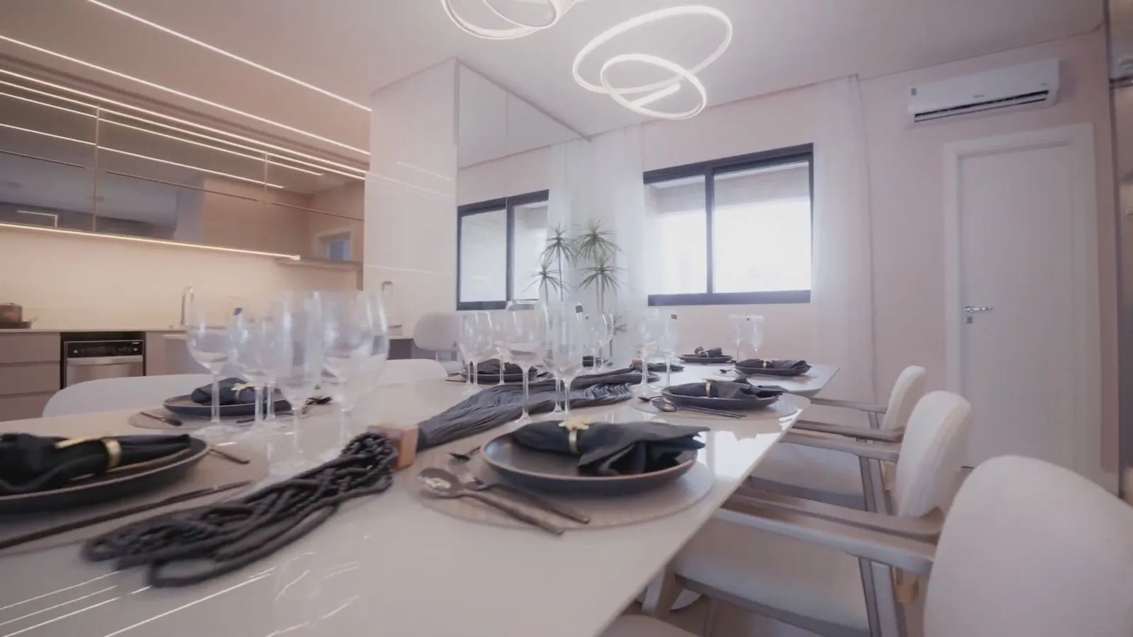 Mesa de jantar posta em um apartamento decorado