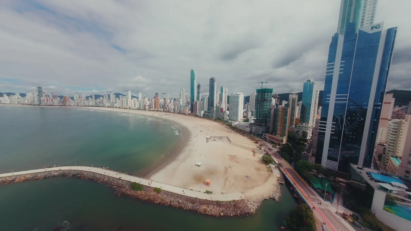 Vista aérea da orla de Balneário Camboriú, com a praia e os prédios