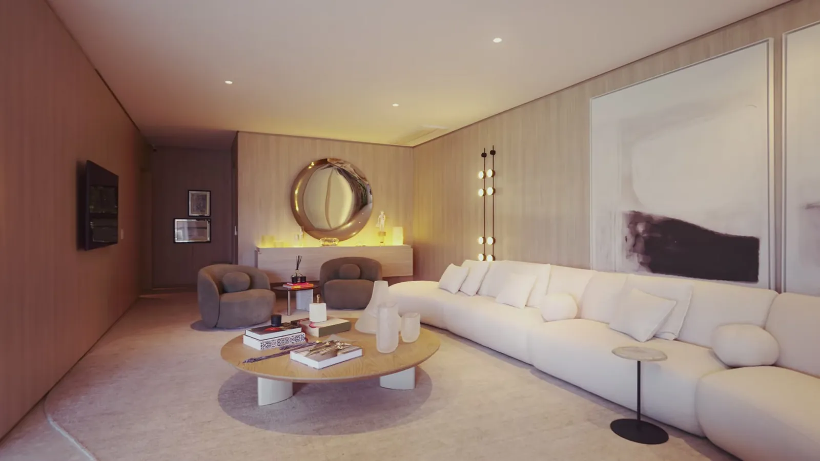 Sala de estar com sofá branco e paredes de madeira