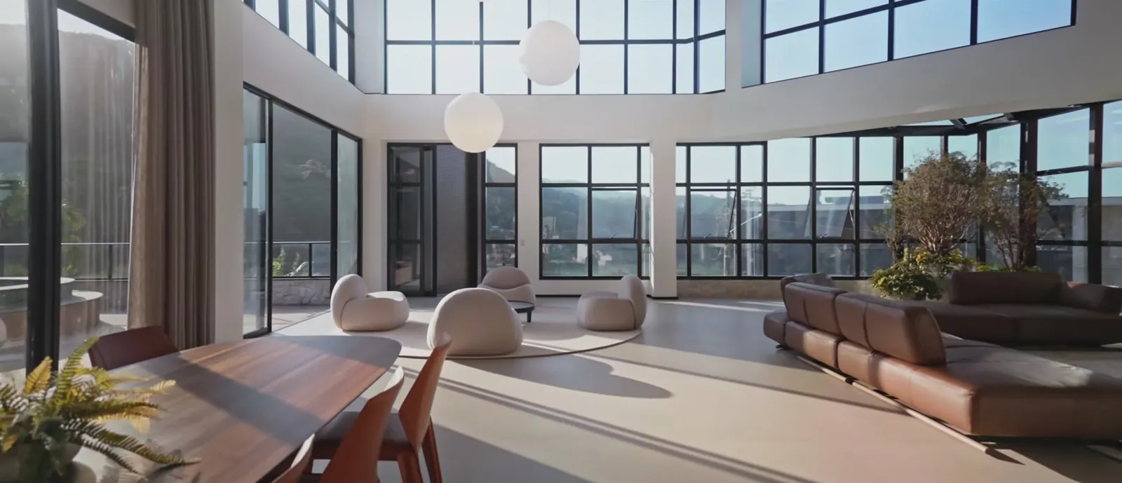 Sala com pé-direito duplo e janelas do chão ao teto