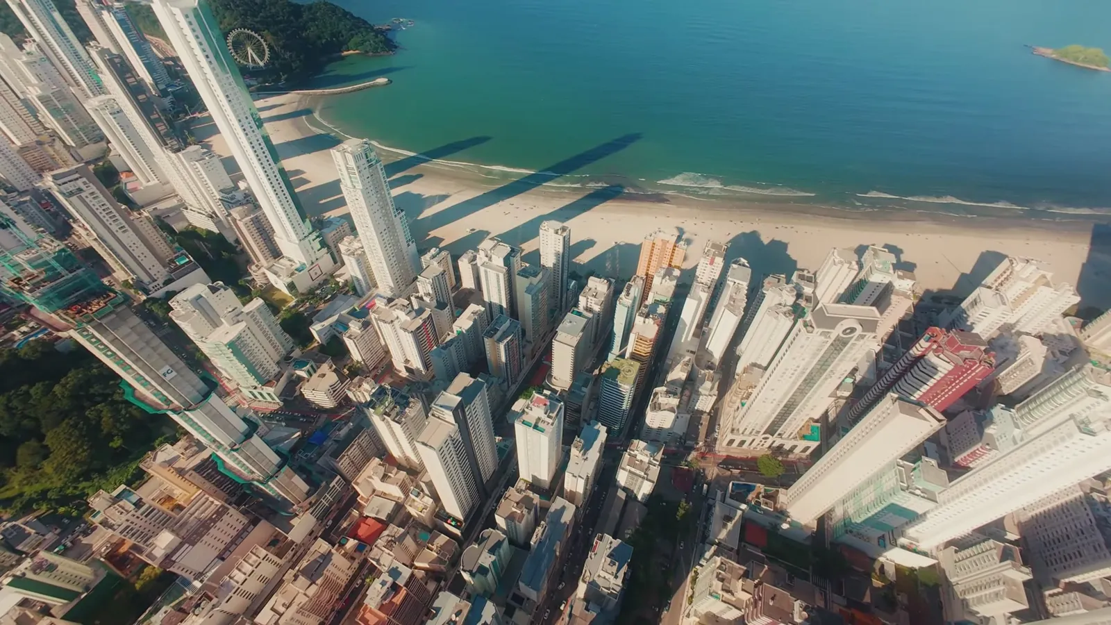 Vista aérea de cima dos prédios até o mar